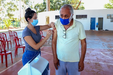 Nova Andradina: Centro de eventos recebe estrutura para imunização contra a covid-19