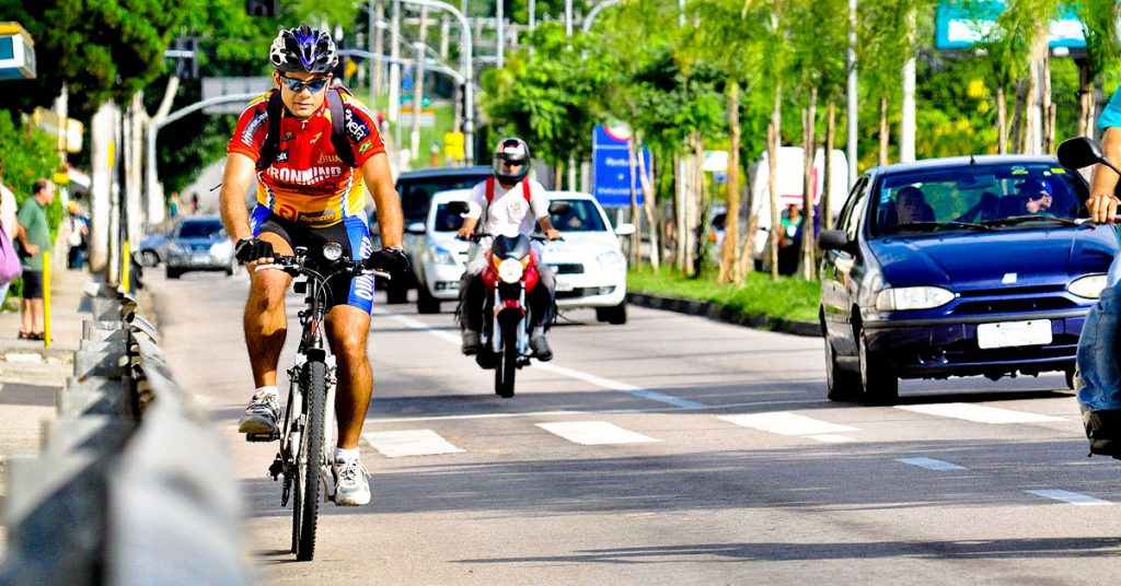 Grupo de ciclistas da capital promove campanha de conscientização por um trânsito mais seguro