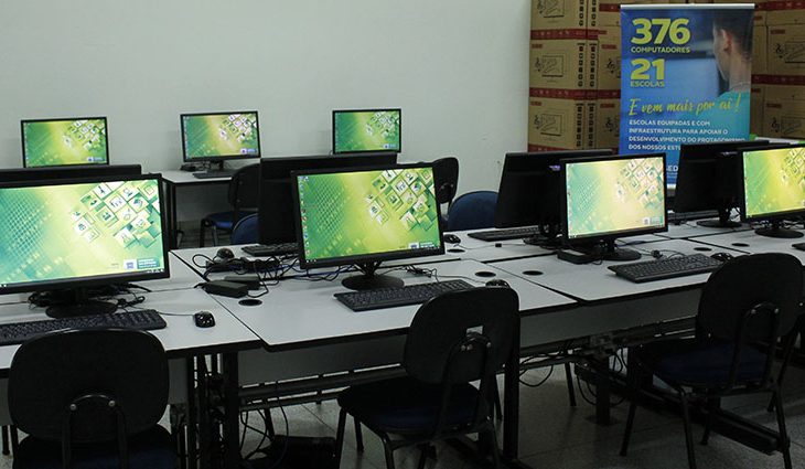 Reinaldo Azambuja entrega 376 computadores para melhorar o aprendizado dos alunos