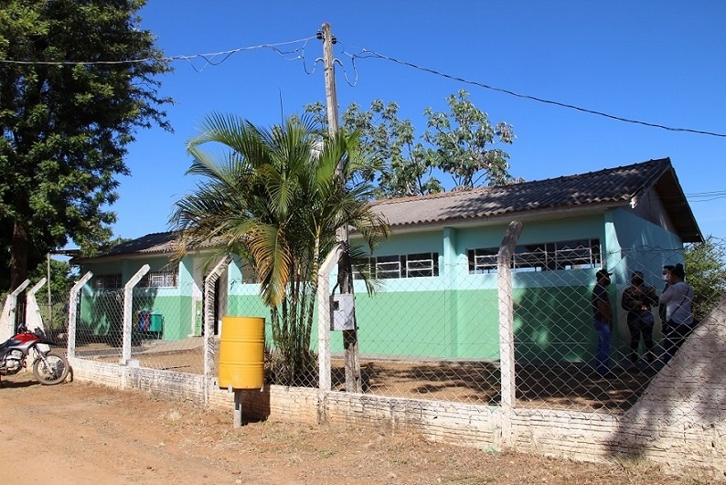 Prefeita Rhaiza Matos e vereadores inauguram escola no Distrito Porto Caiuá