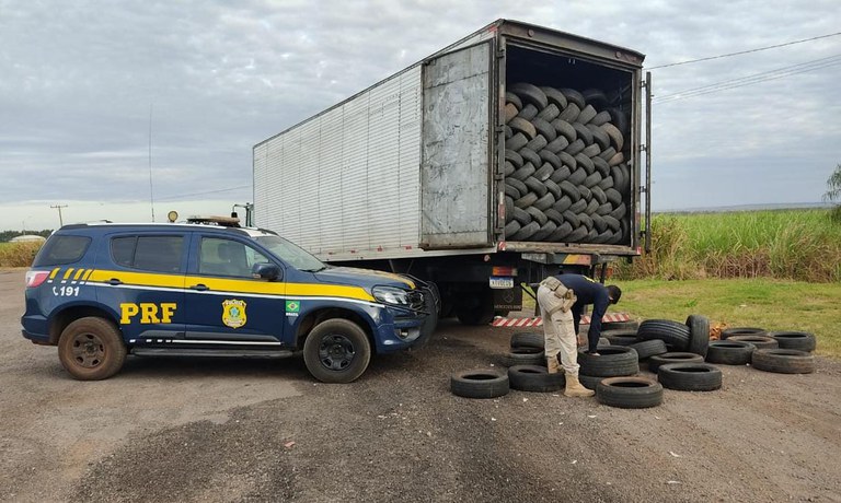PRF apreende mil unidades de pneus novos sem nota fiscal em Naviraí