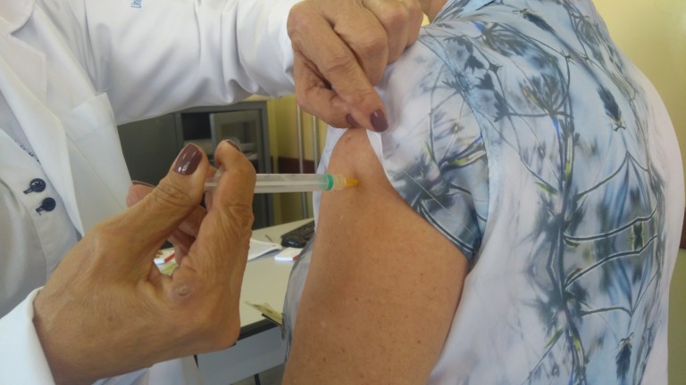 Trabalhadores da saúde de 35 anos ou mais já podem ser vacinados contra a influenza