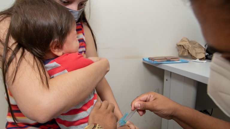 Vacina da influenza está disponível para trabalhadores da saúde com 50 anos ou mais, gestantes, puérperas e crianças