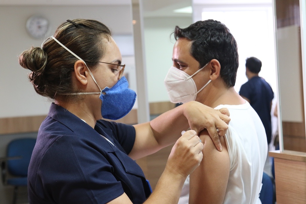 Saúde explica prazo de 14 dias entre vacinas da gripe e COVID-19