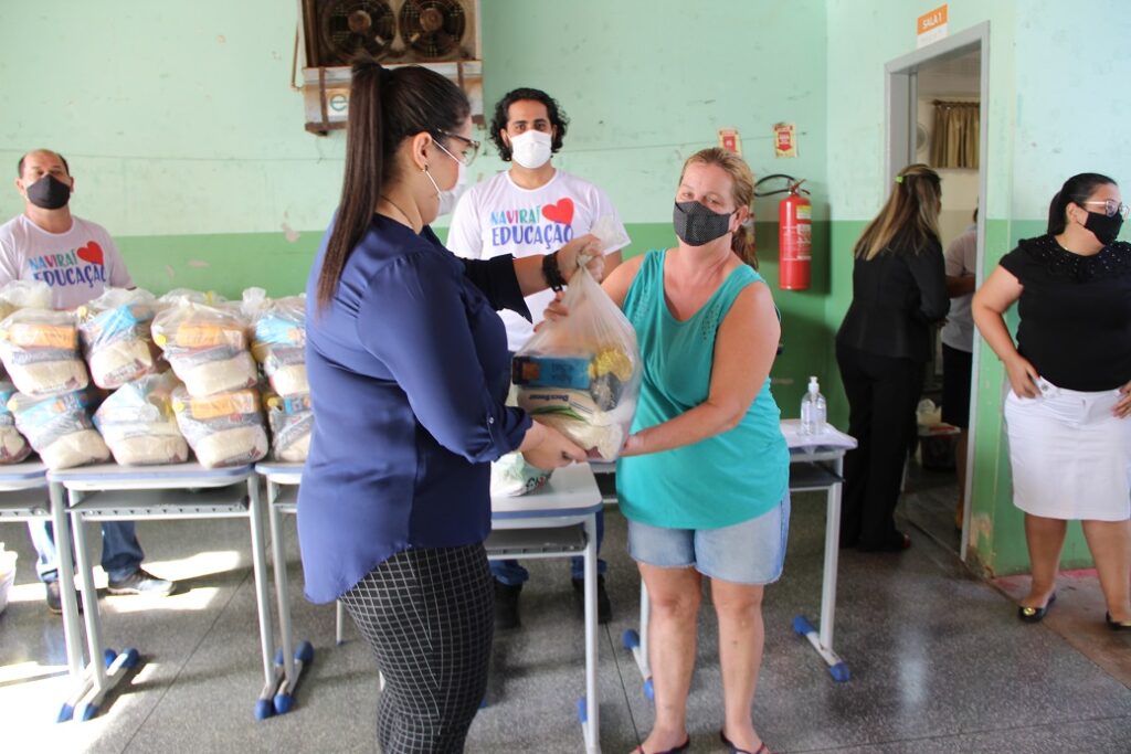Prefeita Rhaiza Matos entrega kits da merenda escolar