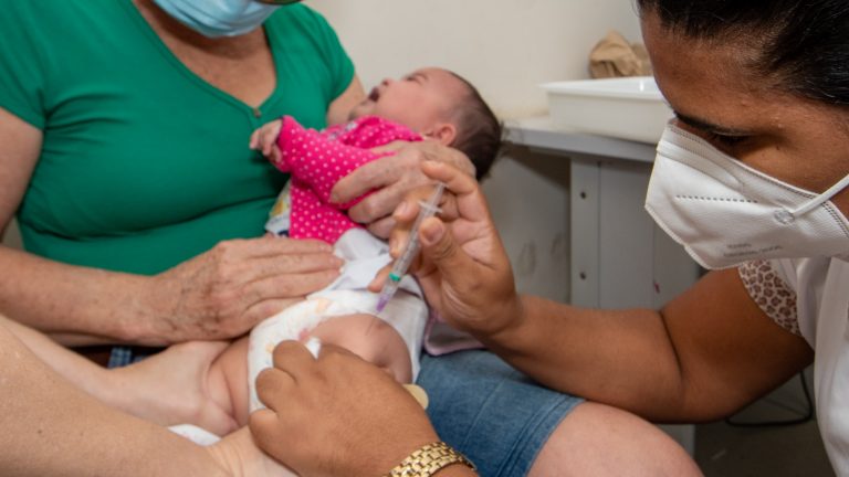Vacinação contra a influenza segue para trabalhadores da saúde, gestantes, puérperas e crianças