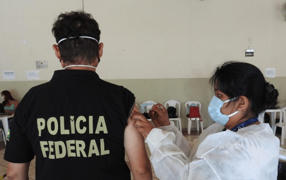 Servidores da Polícia Federal começaram a ser imunizados contra o Covid-19 em MS