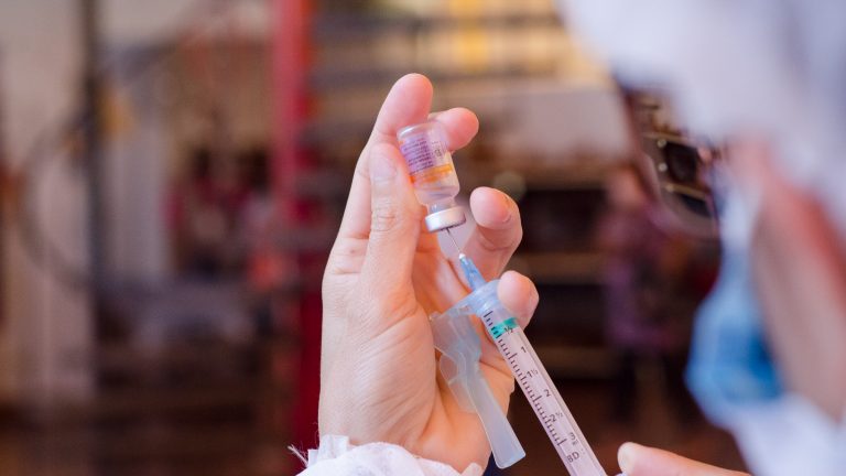 Prefeitura abre vacinação contra a covid-19 para pessoas com 59 anos nascidas de janeiro a julho neste sábado