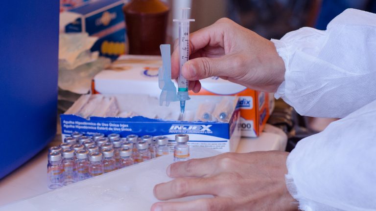 Pessoas com segunda dose da coronavac agendada para os dias 20 e 21 de abril deverão aguardar uma nova data para se vacinar