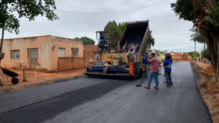 Prefeitura recupera recurso de 2012 e inicia asfalto no Campo Nobre