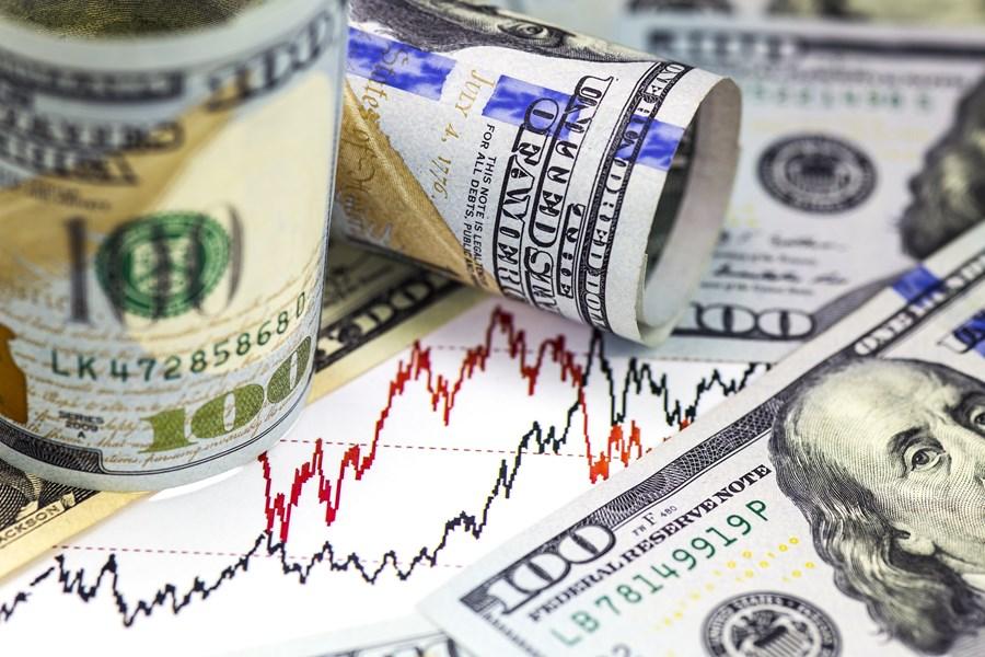 Dólar opera em queda, mas caminha para avanço semanal