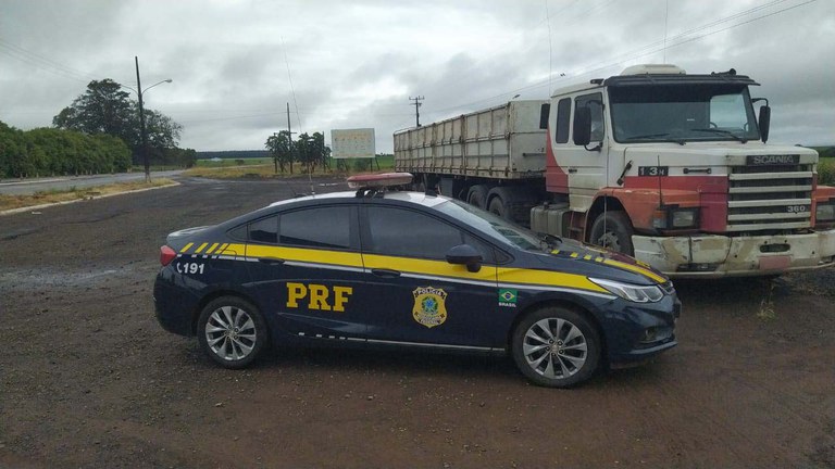 PRF recupera carreta em Ponta Porã