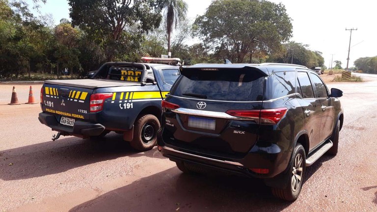 PRF e Polícia Civil recuperam veículo de luxo em Corumbá