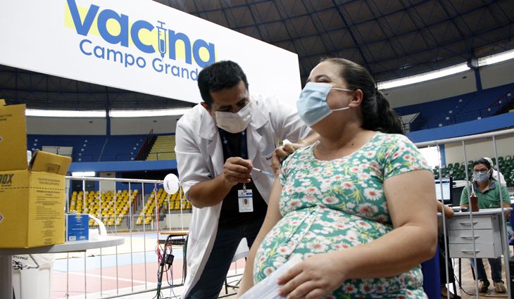 Saúde suspende vacina da AstraZeneca para grávidas
