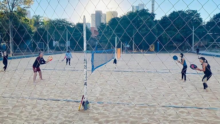 Divertido e dinâmico, aumenta procura por oficinas gratuitas de Beach Tennis em parques de Campo Grande
