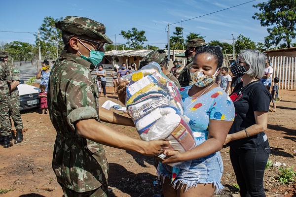 Militares doam alimentos para moradores de Campo Grande