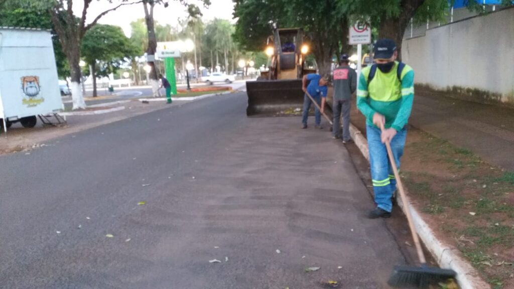 Prefeitura começa limpeza geral de toda a área central de Naviraí