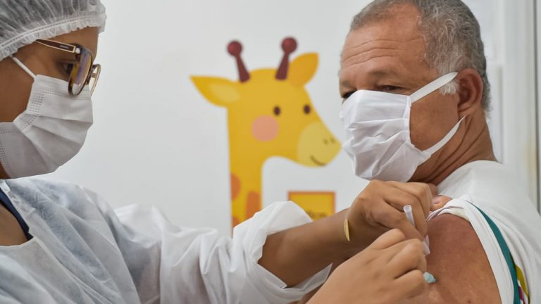 Público da influenza é ampliado e idosos de 80 anos ou mais podem se vacinar amanhã