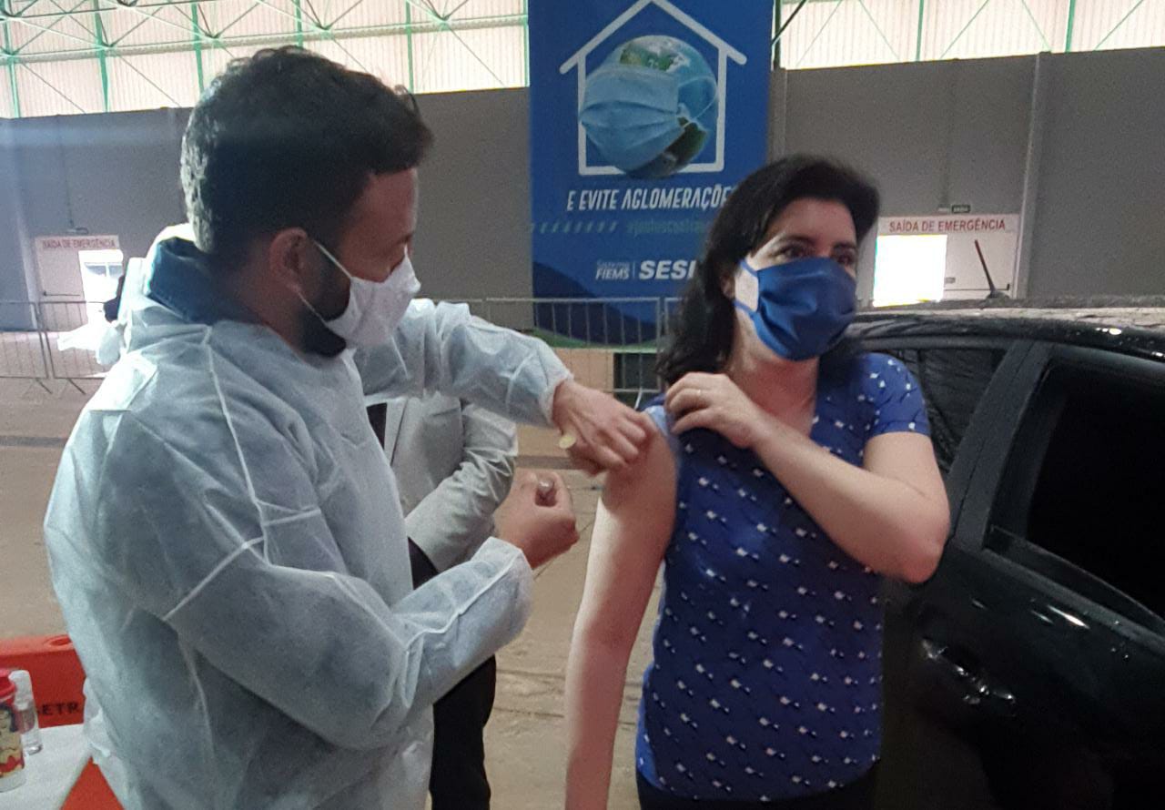 Simone Tebet se vacina contra Covid-19 em Campo Grande