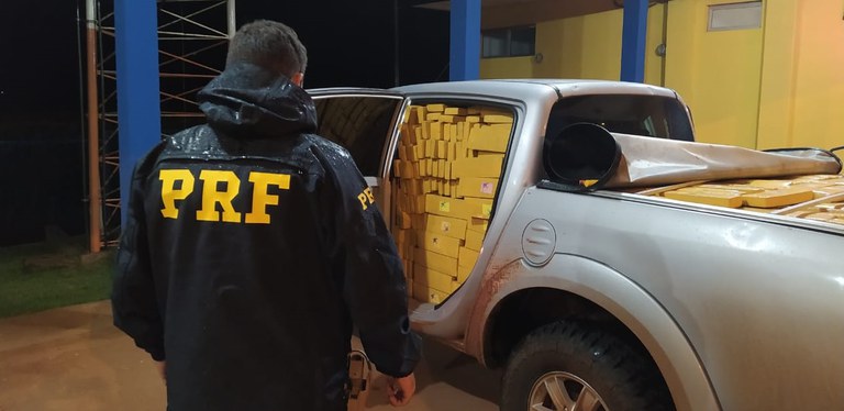 PRF recupera caminhonete lotada de maconha em Caarapó