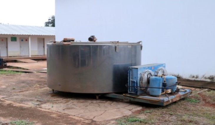 Resfriador de leite doado pela Agraer amplia capacidade produtiva de associação no Distrito de Arapuá