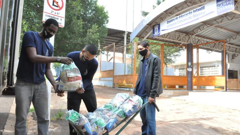 Prefeitura entrega mais de 214 mil kits de merenda e de hortifrúti