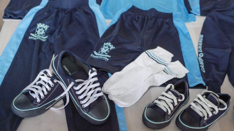 Prefeitura inicia entrega de uniformes nas escolas da rede municipal de ensino