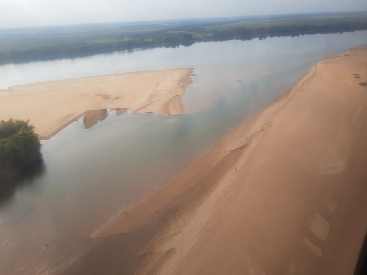 PMA de Anaurilândia e Comandantes de Unidades da PMA do Paraná e São Paulo sobrevoam o rio Paraná para planejamento de proteção de cardumes devido ao baixo nível de água do rio