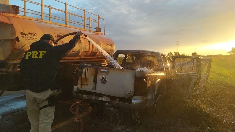 PRF apreende 1,2 tonelada de maconha em caminhonete abandonada em Dourados