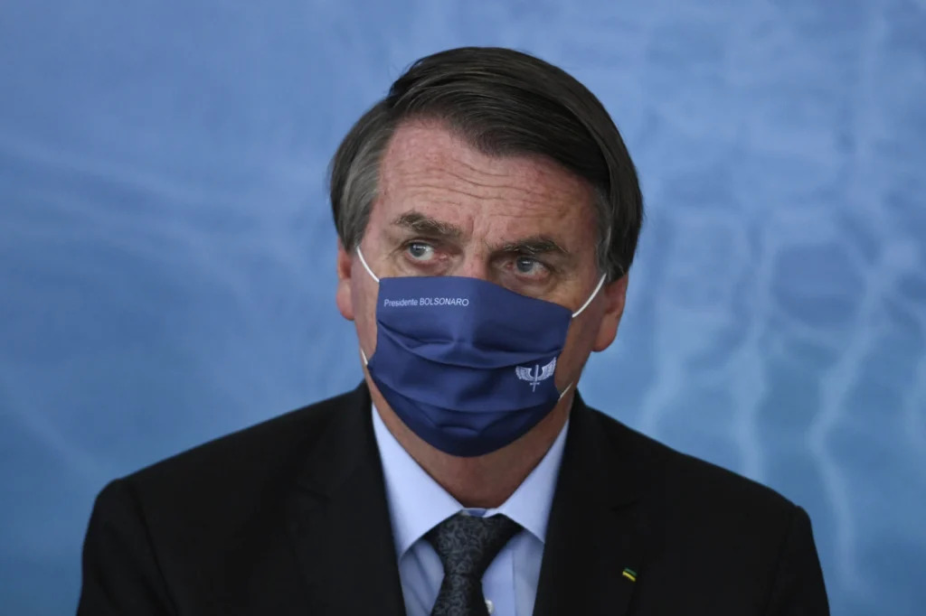 Bolsonaro diz que decisão sobre máscara cabe a Queiroga, governadores e prefeitos