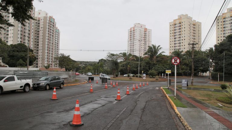 Revitalização da Rui Barbosa começa pela drenagem na rotatória com a Rachid Neder