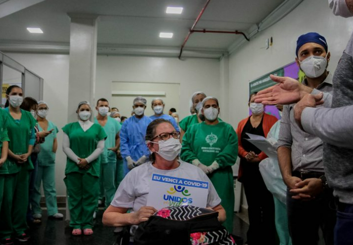 Volta para casa: Paciente de São Gabriel do Oeste recebe alta do Hospital de Campanha em RO