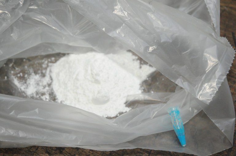 PF apreende pacotes contendo cocaína costurados em forros de casacos