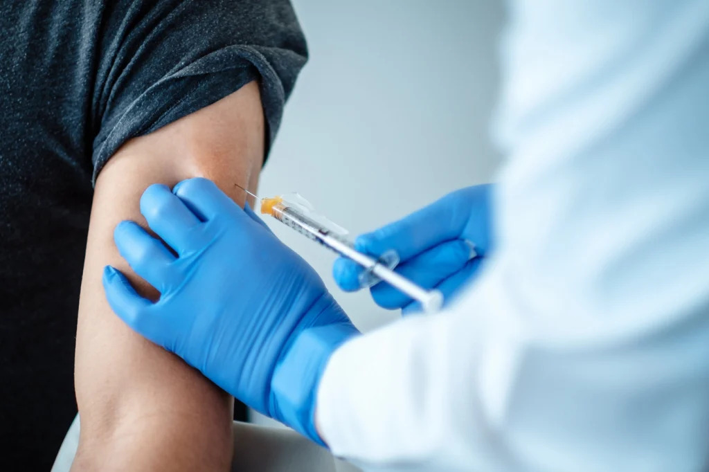 Anvisa autoriza aplicação da vacina da Pfizer contra Covid-19 para maiores de 12 anos