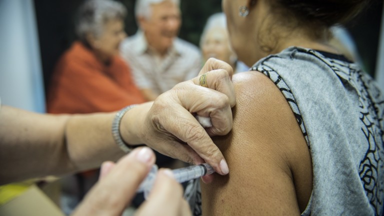 Caminhoneiros e profissionais de forças armadas podem tomar vacina da influenza a partir desta segunda-feira