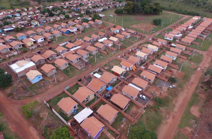 Em agenda, governador Reinaldo Azambuja entrega 102 casas em Bela Vista