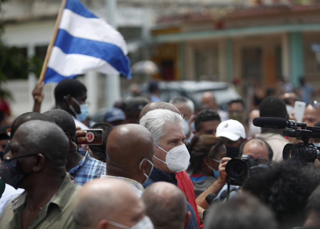 Cuba: Crise é grave e governo não deve conseguir conter protestos, diz professor