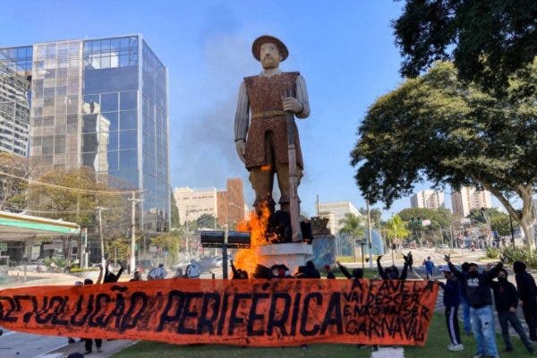 Vândalos da esquerda incendeiam estátua em São Paulo