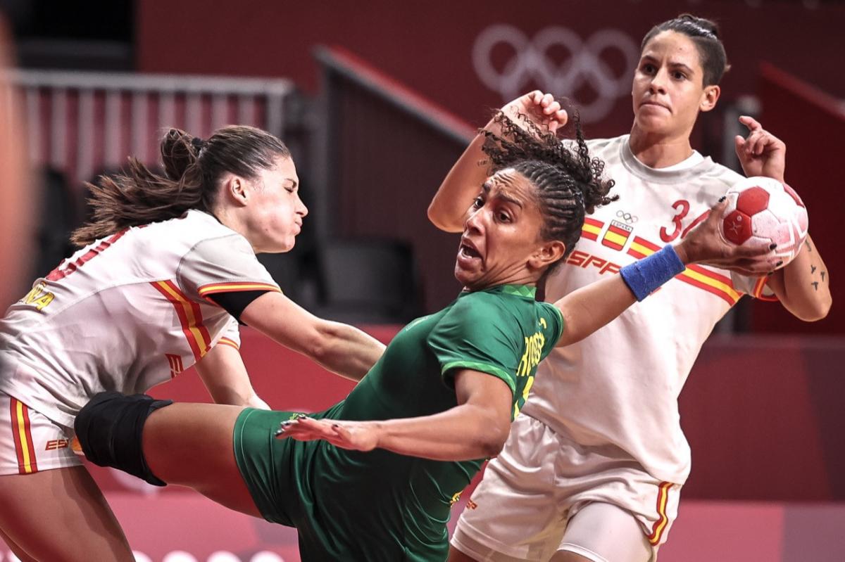 Seleção feminina perde a invencibilidade no handebol para a Espanha: 27 x 23