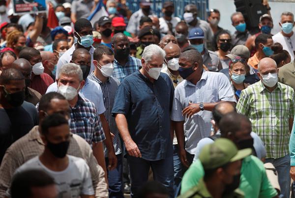 Milhares de manifestantes vão às ruas em Cuba para protestar contra o governo