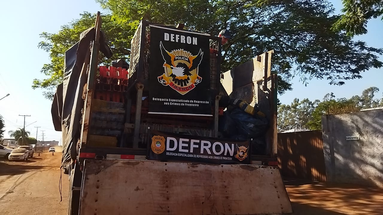 Policiais civis apreende 825kg de drogas em meio a estruturas metálicas em caminhão