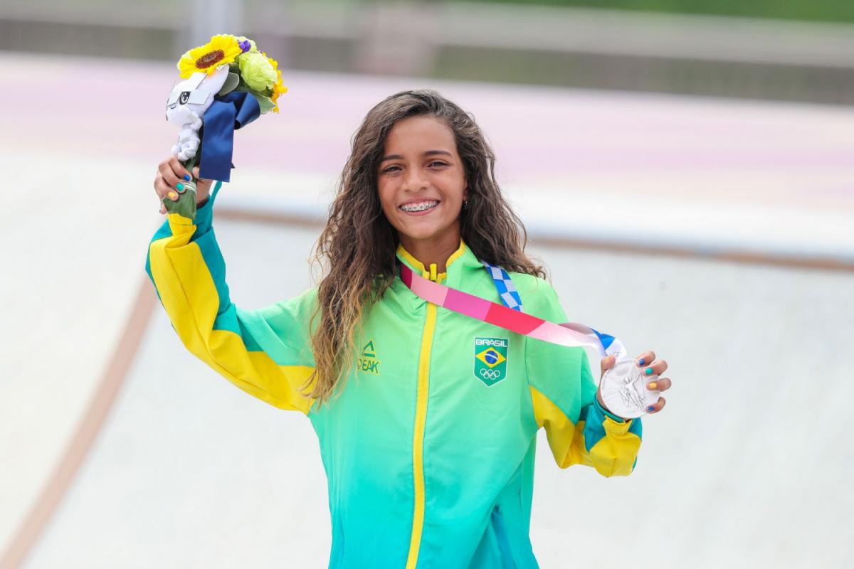 Brincando, Rayssa Leal se torna a medalhista mais nova do Brasil na história