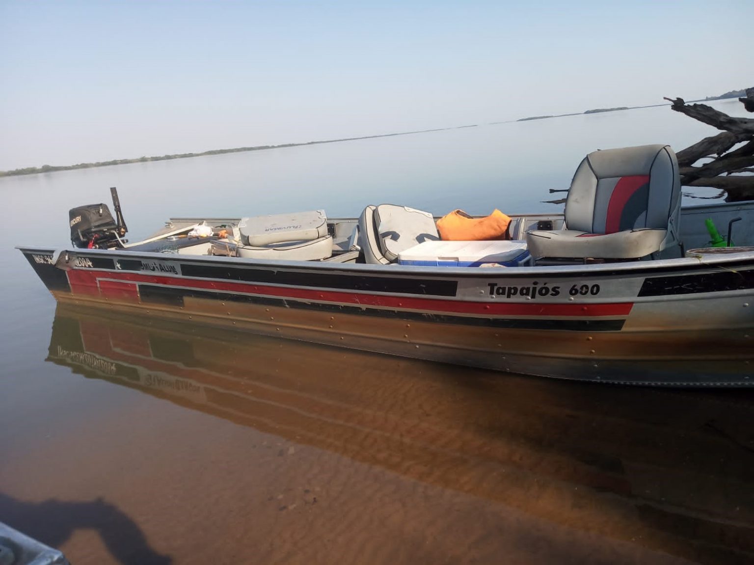 Polícia Militar Ambiental autua cinco pescadores amadores em R$ 5 mil por pesca ilegal no rio Paraná e apreende barco, motor e petrechos de pesca