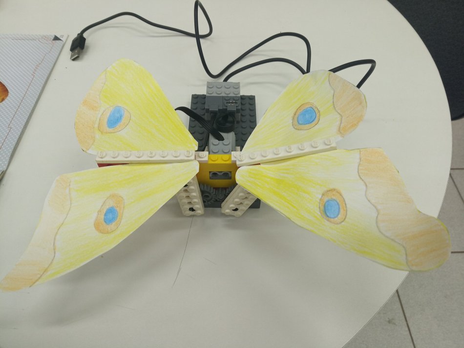 Biblioteca do SESI de Naviraí ensina estudantes a desenvolverem robô mariposa