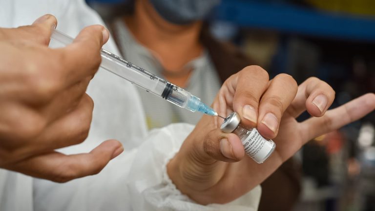 Prefeitura abre vacinação para trabalhadores da indústria de 20 anos ou mais e segue aplicação da 2ª dose