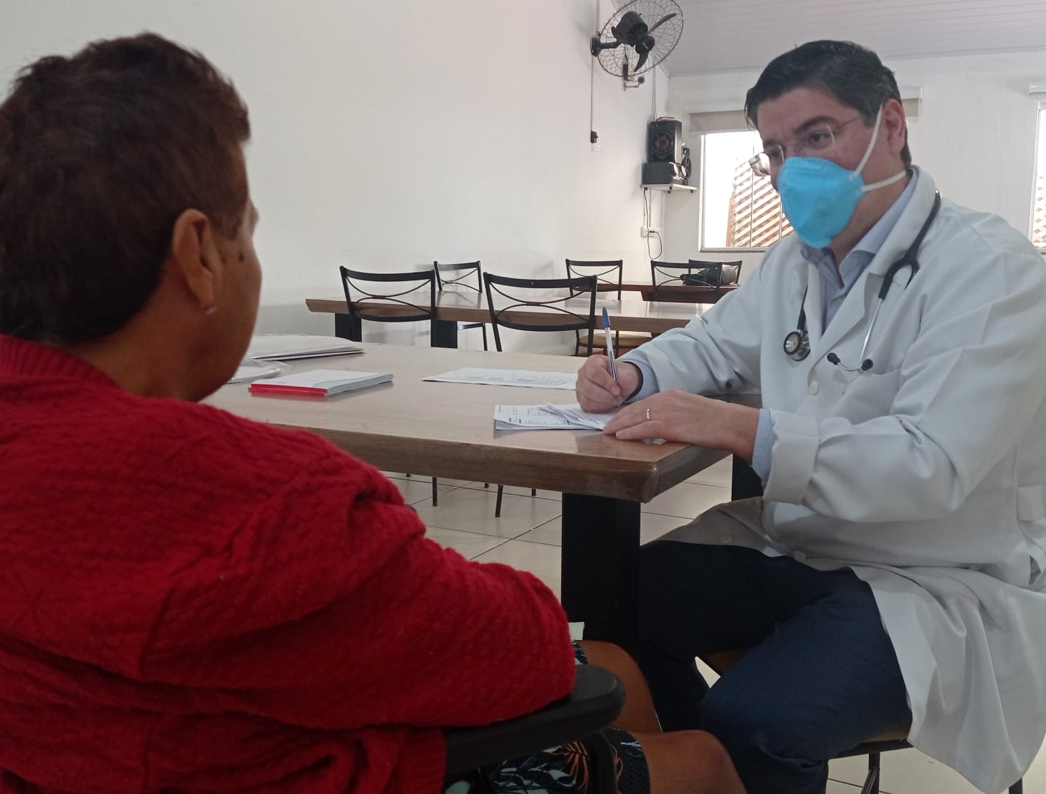 Victor Rocha reúne equipe médica e atende idosos da Casa do Aconchego