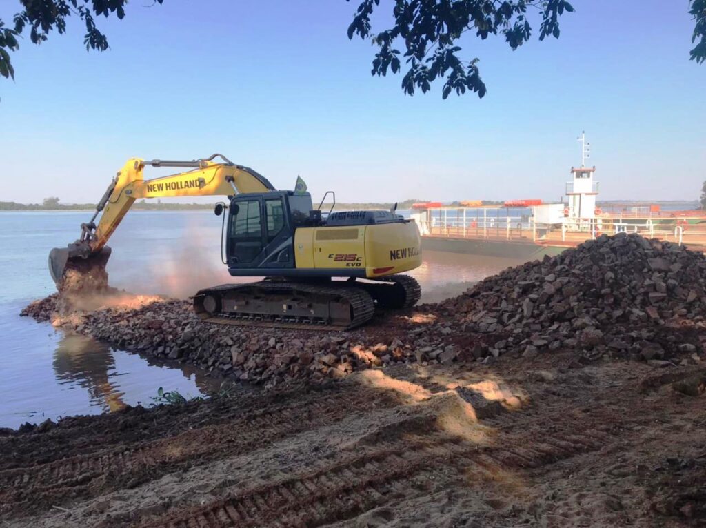 Prefeitura de Naviraí reconstrói rampa à margem do rio Paraná, no Porto Caiuá