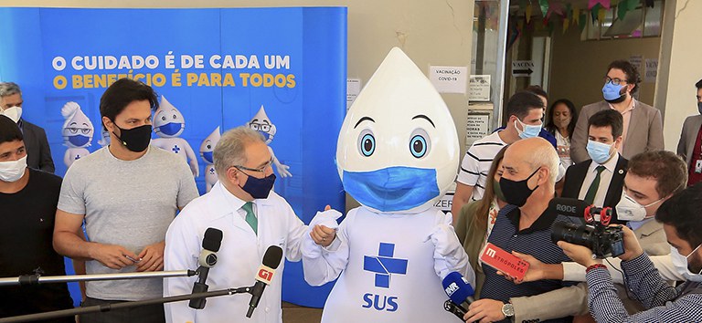 Ministro da Saúde vacina autoridades contra Covid-19 em Brasília