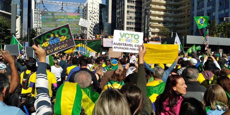 Apoiadores de Bolsonaro fazem ato pró-voto impresso em várias capitais