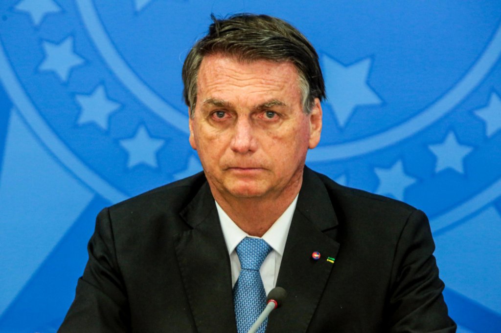 Bolsonaro entrega pedido de impeachment de Moraes ao Senado